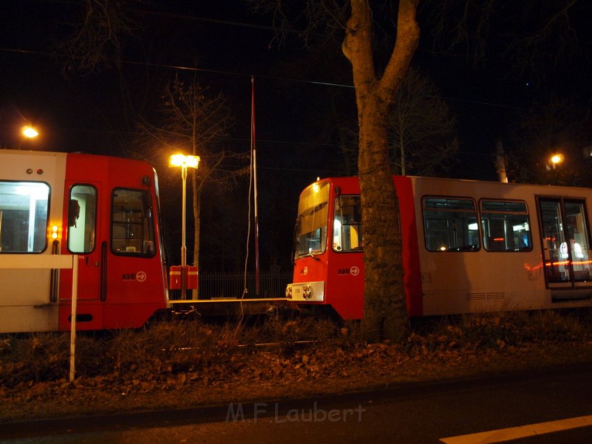 Person unter KVB Bahn Koeln Suelz Arnulfstr Luxemburgerstr P70.JPG